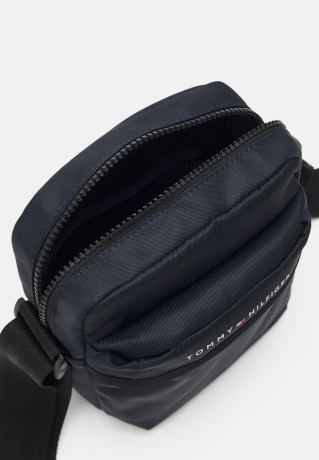 Tommy Hilfiger SKYLINE MINI REPORTER UNISEX Across body bag space blue SKYLINE MINI REPORTER UNISEX Сумка через плечо космический синий