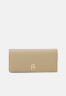 Tommy Hilfiger CASUAL LARGE WALLET Wallet beige ПОВСЕДНЕВНЫЙ БОЛЬШОЙ КОШЕЛЕК Бумажник бежевый