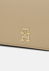 Tommy Hilfiger CASUAL LARGE WALLET Wallet beige ПОВСЕДНЕВНЫЙ БОЛЬШОЙ КОШЕЛЕК Бумажник бежевый