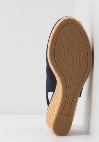 Tommy Hilfiger ICONIC ELBA SLING BACK WEDGE Platform sandals desert sky ICONIC ELBA SLING BACK WEDGE Сандалии на платформе небо пустыни