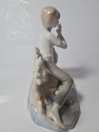 Статуэтка винтажная среднего размера Lladro "Мальчик с трубочкой", фарфор, 15 х 16 см, Испания, 1960-70гг.