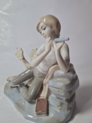 Статуэтка винтажная среднего размера Lladro &quot;Мальчик с трубочкой&quot;, фарфор, 15 х 16 см, Испания, 1960-70гг.