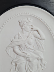 Картина винтажная Meissen, Klio, керамика в деревянной раме, отлита по оригинальным формам Дж.Дж.Кендлера, 23 x 19,5 см, Германия, 1981 г.