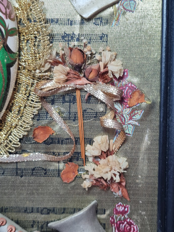 Картина винтажная "Композиция с маской и саксофоном", объемное декорирование, дерев.рама, 25.5 х 20 см, Германия, 1960-70гг.