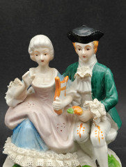 Статуэтка винтажная в стиле Рококо &quot;Влюбленная пара на скамейке&quot;, фарфор, 14 х 12 см, Германия, 1960-70гг.