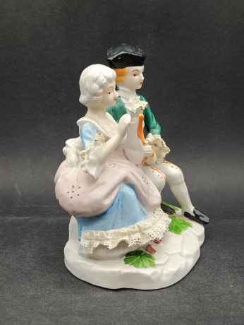Статуэтка винтажная в стиле Рококо "Влюбленная пара на скамейке", фарфор, 14 х 12 см, Германия, 1960-70гг.