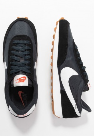 Nike Sportswear DAYBREAK Sneaker low black/summit white/off noir/brown/team orange DAYBREAK Низкие кроссовки женские черный/саммит белый/off noir/коричневый/team Orange
