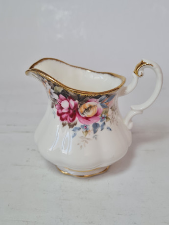Молочник винтажный фарфоровый Fine Bone China / Queen Anne, коллекция "Летние розы", 8,5 x 10 см, Англия, 1960-70гг.