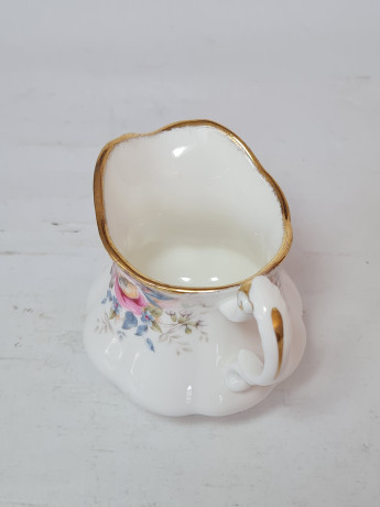 Молочник винтажный фарфоровый Fine Bone China / Queen Anne, коллекция "Летние розы", 8,5 x 10 см, Англия, 1960-70гг.