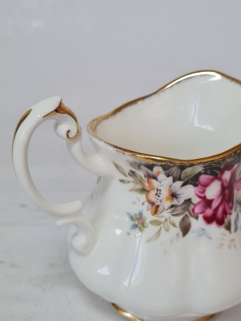 Молочник винтажный фарфоровый Fine Bone China / Queen Anne, коллекция "Летние розы", 8,5 x 10 см, Англия, 1960-70гг.