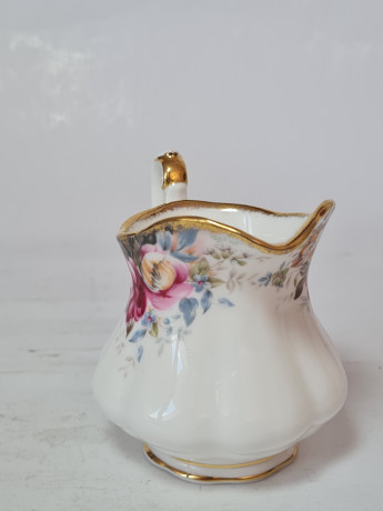 Молочник винтажный фарфоровый Fine Bone China / Queen Anne, коллекция "Летние розы", 8,5 x 10 см, Англия, 1960-70гг.