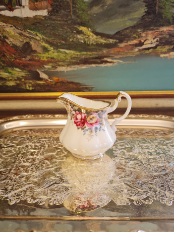 Молочник винтажный фарфоровый Fine Bone China / Queen Anne, коллекция "Летние розы", 8,5 x 10 см, Англия, 1960-70гг.