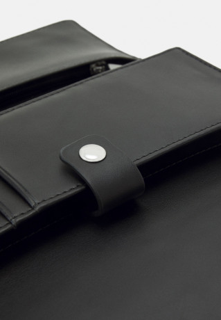 Tommy Hilfiger EMBLEM FLAP WALLET Wallet black КОШЕЛЕК С КЛАПАНОМ С ЭМБЛЕМОЙ Бумажник черный