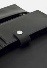 Tommy Hilfiger EMBLEM FLAP WALLET Wallet black КОШЕЛЕК С КЛАПАНОМ С ЭМБЛЕМОЙ Бумажник черный