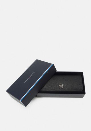Tommy Hilfiger EMBLEM FLAP WALLET Wallet black КОШЕЛЕК С КЛАПАНОМ С ЭМБЛЕМОЙ Бумажник черный