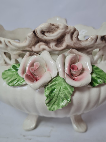 Настольная ваза винтажная, фарфор с цветочным фактурным декором, 20 x 15 x 15 см, Италия, 1960-70гг.