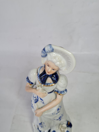 Статуэтка винтажная Ginori "Леди в белом платье с цветком в руке", фарфор, 21,5 x 7 см, Италия, 1960-70гг.