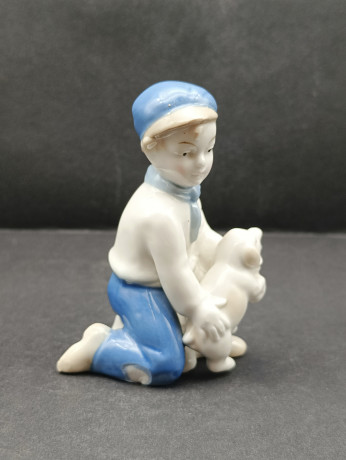 Статуэтка винтажная "Мальчик с собакой" в бело-голубых тонах, фарфор, 11 х 6.5 см, ГДР, 1980-90гг.