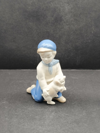 Статуэтка винтажная "Мальчик с собакой" в бело-голубых тонах, фарфор, 11 х 6.5 см, ГДР, 1980-90гг.