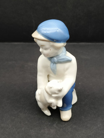Статуэтка винтажная "Мальчик с собакой" в бело-голубых тонах, фарфор, 11 х 6.5 см, ГДР, 1980-90гг.