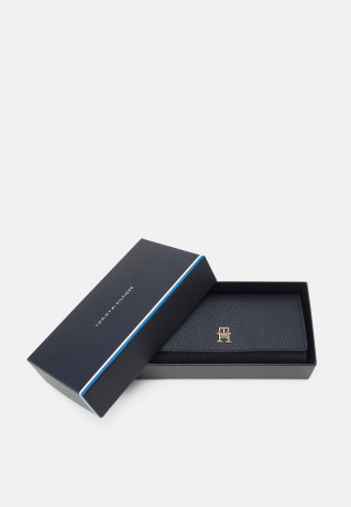 Tommy Hilfiger EMBLEM FLAP WALLET Wallet space blue КОШЕЛЕК С КЛАПАНОМ С ЭМБЛЕМОЙ Бумажник космический синий