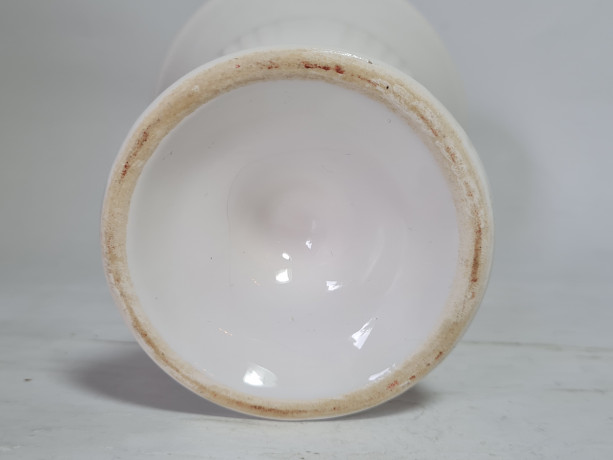 Подставка винтажная для цветов с фигуркой ребенка, белая керамика, 14 x 12 см, Китай, 1970гг.