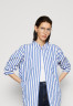 Tommy Hilfiger STRIPED ICON OVERSIZED SHIRT Button-down blouse banker ultra blue РУБАШКА OVERSIZE STRIPED ICON Блузка на пуговицах банкир ультра синий