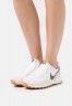 Nike Sportswear INTERNATIONALIST Sneaker low white/rough green/summit white INTERNATIONALIST Низкие кроссовки женские белый/шероховатый зеленый/вершинно-белый
