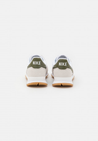 Nike Sportswear INTERNATIONALIST Sneaker low white/rough green/summit white INTERNATIONALIST Низкие кроссовки женские белый/шероховатый зеленый/вершинно-белый