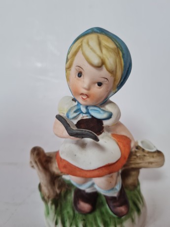 Винтажная статуэтка "Девочка в синем платочке с книгой", 11см, Тайвань, 1960-70гг.