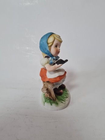 Винтажная статуэтка "Девочка в синем платочке с книгой", 11см, Тайвань, 1960-70гг.