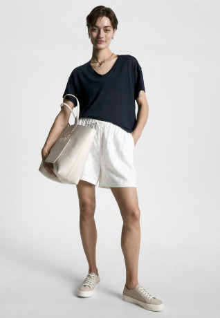 Tommy Hilfiger V NECK RELAXED FIT Basic T-shirt desert sky V NECK RELAXED FIT Базовая футболка небо пустыни