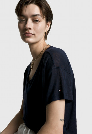 Tommy Hilfiger V NECK RELAXED FIT Basic T-shirt desert sky V NECK RELAXED FIT Базовая футболка небо пустыни