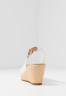 Tommy Hilfiger ICONIC ELBA SLING BACK WEDGE Platform sandals ivory ICONIC ELBA SLING BACK WEDGE Сандалии на платформе слоновая кость
