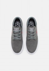 Nike SB ZOOM STEFAN JANOSKI UNISEX Sneaker low tumbled grey/university red/tumbled grey/white ZOOM STEFAN JANOSKI UNISEX Низкие кроссовки женские Упавший серый/университетский красный/упавший серый/белый