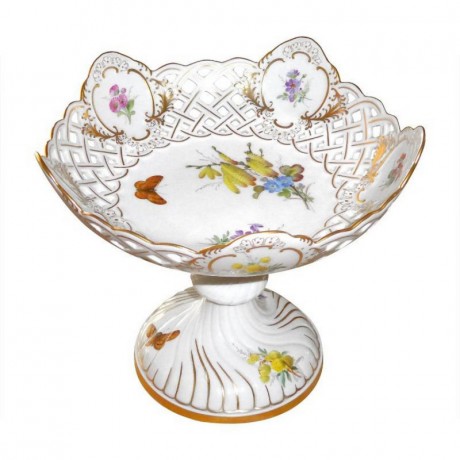 Meissen Meissen 'Neuer Ausschnitt - Blume naturalistisch bunt mit Schmetterling' Schale auf Fuss mit Durchbruch h: 18 cm / d: 16 cm Мейсен "New cut - цветочный натуралистичный красочный с бабочкой" чаша на ножке с прорывом в: 18 см / д: 16 см