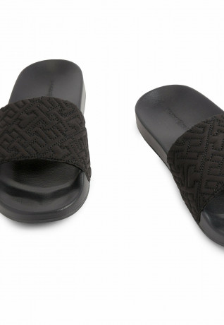 Tommy Hilfiger ELEVATED QUILTED MONOGRAM  Pool slides black ВЫСОКАЯ СТЕГАНАЯ МОНОГРАММА Шлепанцы для бассейна черный