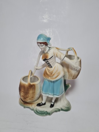 НАБОР Фарфоровых Статуэток Девушка с корзинкой цветов, Девушка с коромыслом, Девушка кормящая голубей, Румыния 1960-70гг.