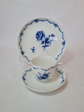 Кофейное трио винтажное Lottine, белый фарфор с розами в сине-голубых тонах, 9,5 x 6,5 см / 14 см / 18 см, Германия, 1960-70гг.