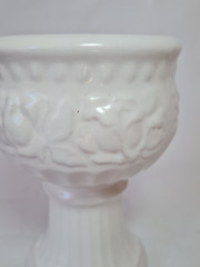 Ваза винтажная W.Germany в античном стиле с объемным цветочным декором, фарфор, 17 см, Германия, 1960-70гг.