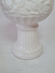 Ваза винтажная W.Germany в античном стиле с объемным цветочным декором, фарфор, 17 см, Германия, 1960-70гг.