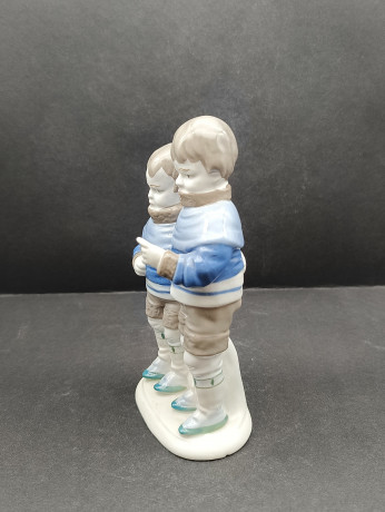 Статуэтка винтажная "Два мальчика в свитерах" в бело-голубых тонах, фарфор, 16 х 9 см, ГДР, 1980-90гг.