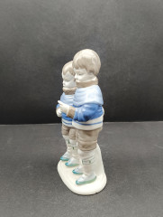 Статуэтка винтажная &quot;Два мальчика в свитерах&quot; в бело-голубых тонах, фарфор, 16 х 9 см, ГДР, 1980-90гг.