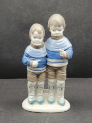 Статуэтка винтажная &quot;Два мальчика в свитерах&quot; в бело-голубых тонах, фарфор, 16 х 9 см, ГДР, 1980-90гг.