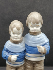 Статуэтка винтажная &quot;Два мальчика в свитерах&quot; в бело-голубых тонах, фарфор, 16 х 9 см, ГДР, 1980-90гг.