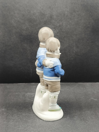 Статуэтка винтажная "Два мальчика в свитерах" в бело-голубых тонах, фарфор, 16 х 9 см, ГДР, 1980-90гг.