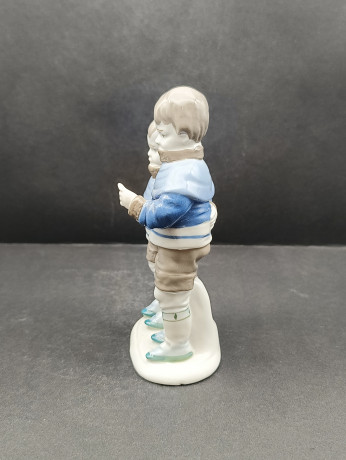 Статуэтка винтажная "Два мальчика в свитерах" в бело-голубых тонах, фарфор, 16 х 9 см, ГДР, 1980-90гг.