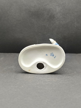 Статуэтка винтажная "Два мальчика в свитерах" в бело-голубых тонах, фарфор, 16 х 9 см, ГДР, 1980-90гг.