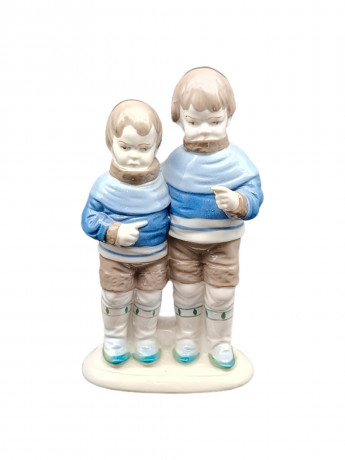 Статуэтка винтажная "Два мальчика в свитерах" в бело-голубых тонах, фарфор, 16 х 9 см, ГДР, 1980-90гг.