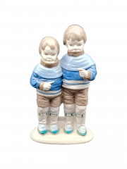 Статуэтка винтажная &quot;Два мальчика в свитерах&quot; в бело-голубых тонах, фарфор, 16 х 9 см, ГДР, 1980-90гг.